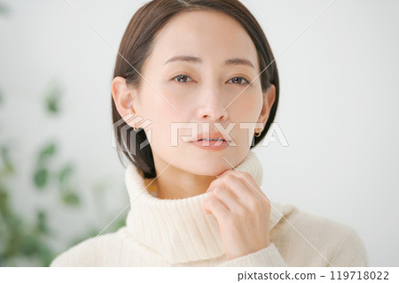 穿著白色高領毛衣的女人 119718022