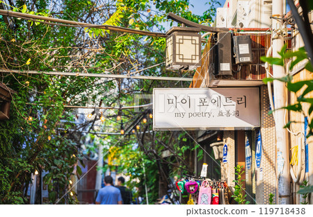 Ikseon-dong, Seoul, where Korean-style house renovation shops are lined up Ikseon-dong, Seoul, where Korean-style house renovation shops are lined up 119718438