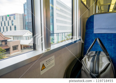 火車靠窗座位和城市風景 119718455