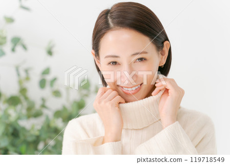 穿著白色高領毛衣的女人 119718549