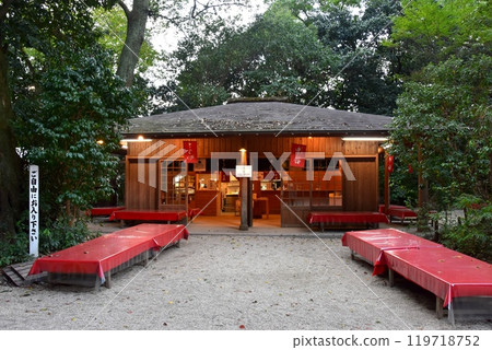 京都市:下鴨神社境內的休息處“猿屋” 京都市:下鴨神社境內的休息處“猿屋” 119718752