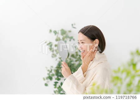 拿著手鏡的中年婦女 拿著手鏡的中年婦女 119718766
