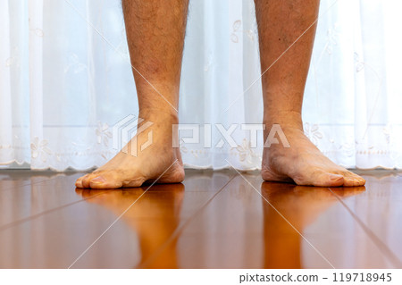 男人的腳站在地板上 男人的腳站在地板上 119718945