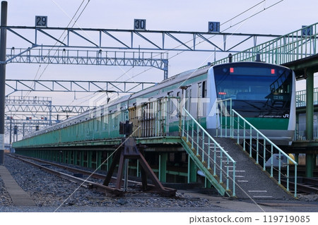 The no-movement lamp lights up on the E233 series train undergoing repairs in the pit at Kawagoe Vehicle Center. 119719085