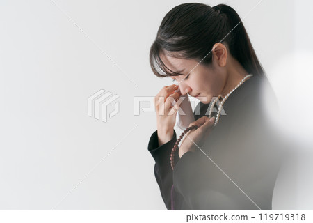 身穿喪服的女子流著淚 身穿喪服的女子流著淚 119719318