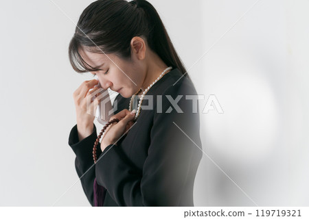 身穿喪服的女子流著淚 119719321