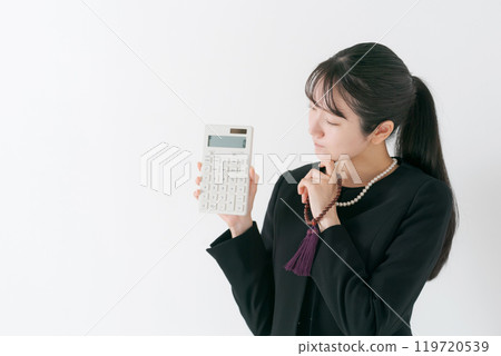 計算器的哀悼禮服的女人 119720539