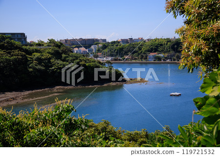 穿過美麗的森林，通往新井海灘的小路。 油壺灣自古以來就是一處風景名勝。這裡還有一段戰國時期的悲慘戰爭歷史。 119721532