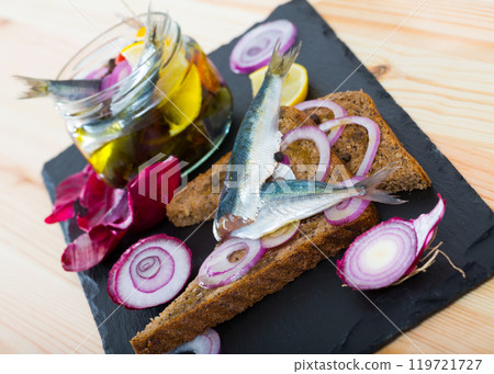 Anchovies of home salt pickling 119721727