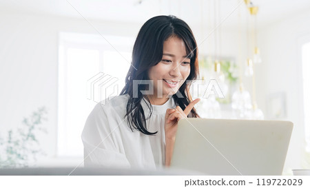 一位女士在時尚的房間裡使用筆記型電腦 一位女士在時尚的房間裡使用筆記型電腦 119722029