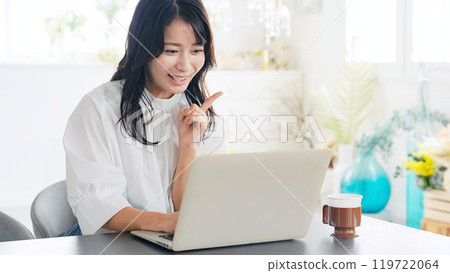 一位女士在時尚的房間裡使用筆記型電腦 119722064