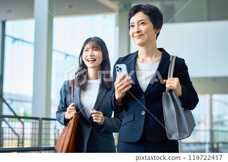 兩名女商人在走廊上移動 119722457