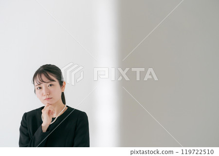 一個穿著喪服、表情沉思的女人 一個穿著喪服、表情沉思的女人 119722510