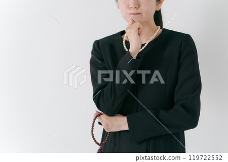 一個穿著喪服、表情沉思的女人 119722552