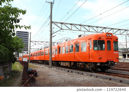 停泊在伊予鐵道古町車輛工廠的郊區線700系列車 119722640