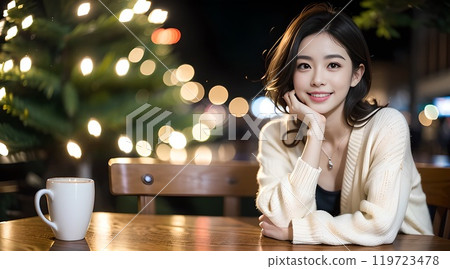 晚上,一位女士在一家燈火通明的咖啡館裡托著下巴擺姿勢 晚上,一位女士在一家燈火通明的咖啡館裡托著下巴擺姿勢 119723478