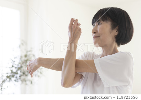 中年婦女在房間裡做體操 119723556