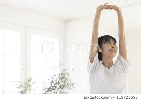 中年婦女在房間裡做體操 119723658