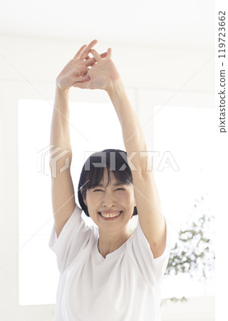 中年婦女在房間裡做體操 119723662