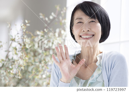 微笑可愛的中年婦女 119723997