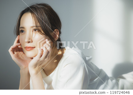 窗邊的年輕女子 119724046