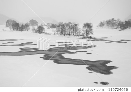 白雪皚皚的秋元湖展望台上游發電廠放水後,湖面結冰泛起漣漪 1 白雪皚皚的秋元湖展望台上游發電廠放水後,湖面結冰泛起漣漪 1 119724056