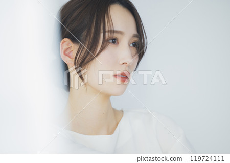 窗邊的年輕女子 窗邊的年輕女子 119724111