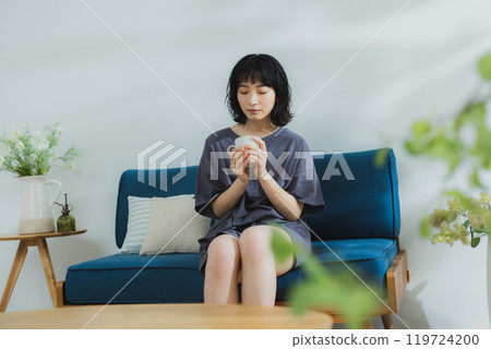 房間裡的一位年輕女子穿著伸展身體 119724200