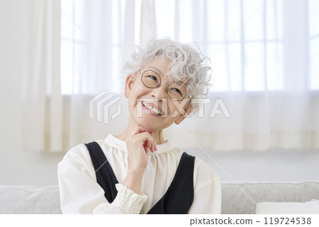 Senior woman imagining in living room 119724538