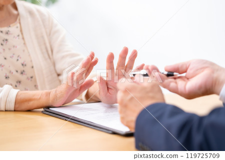 Face-to-face contract in hand 119725709