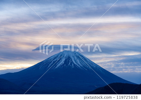 [富士山素材]從本棲湖看到的雲霧繚繞的富士山[山梨縣] 119725838