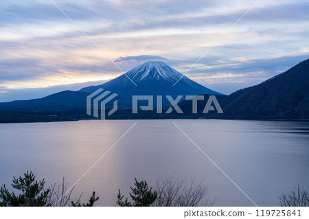 [Mt. Fuji material] Mt. Fuji covered with cloudy clouds seen from Lake Motosu [Yamanashi Prefecture] 119725841