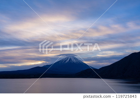 [Mt. Fuji material] Mt. Fuji covered with cloudy clouds seen from Lake Motosu [Yamanashi Prefecture] 119725843