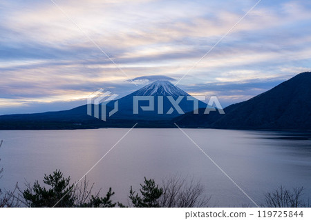[Mt. Fuji material] Mt. Fuji covered with cloudy clouds seen from Lake Motosu [Yamanashi Prefecture] 119725844
