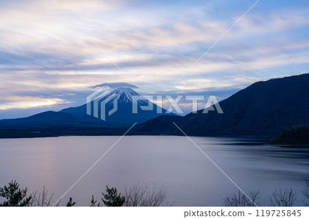 [Mt. Fuji material] Mt. Fuji covered with cloudy clouds seen from Lake Motosu [Yamanashi Prefecture] 119725845