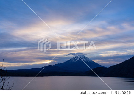 [Mt. Fuji material] Mt. Fuji covered with cloudy clouds seen from Lake Motosu [Yamanashi Prefecture] 119725846
