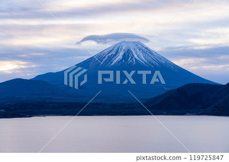 [Mt. Fuji material] Mt. Fuji covered with cloudy clouds seen from Lake Motosu [Yamanashi Prefecture] 119725847