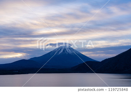 [富士山素材]從本棲湖看到的雲霧繚繞的富士山[山梨縣] 119725848