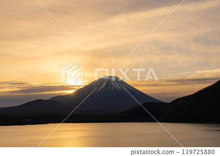 [Mt. Fuji material] Sunrise and sunrise scenery seen from Lake Motosu [Yamanashi Prefecture] 119725880