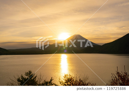 [富士山素材]從本棲湖看到的日出和日出風景[山梨縣] 119725886