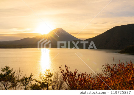 [富士山素材]從本棲湖看到的日出和日出風景[山梨縣] 119725887