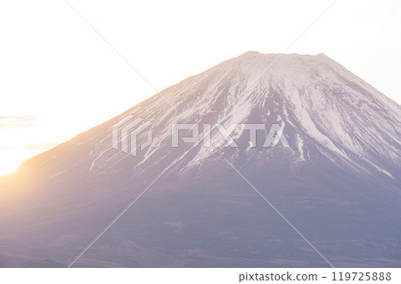 [富士山素材]從本棲湖看到的日出和日出風景[山梨縣] 119725888
