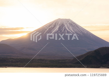 [富士山素材]從本棲湖看到的日出和日出風景[山梨縣] 119725889