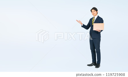 一位商人拿著筆記型電腦的全身照片 119725908