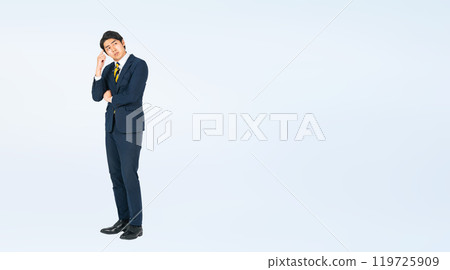 一位有思想的年輕男性商人的全身照片 119725909