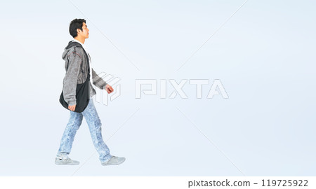 一個穿著休閒服走路的男人的全身照片 119725922