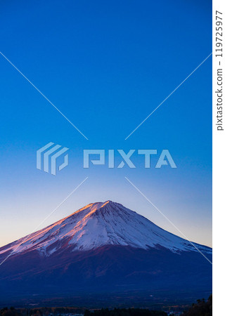 [Mt. Fuji material] Mt. Fuji seen from Lake Kawaguchi on a winter morning [Yamanashi Prefecture] 119725977