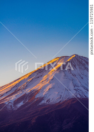 [Mt. Fuji material] Mt. Fuji seen from Lake Kawaguchi on a winter morning [Yamanashi Prefecture] 119725981