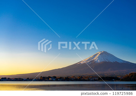 [Mt. Fuji material] Mt. Fuji seen from Lake Kawaguchi on a winter morning [Yamanashi Prefecture] 119725986
