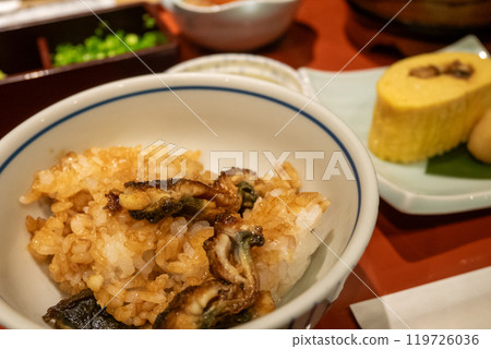 小份名古屋著名的鰻魚飯和大捲蛋 小份名古屋著名的鰻魚飯和大捲蛋 119726036